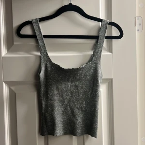 Glittrig topp - Snygg glittrig grön topp! Köpte denna i Kroatien, använd max 2 gånger! Superfint skick. Vet dock inte storlek men passar Xs-m