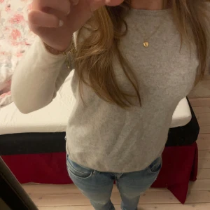 Grå kashmirtröja från Soft Goat - Säljer en supermjuk och stilren kashmirtröja från Soft Goat i storlek S. Den är grå vid magen men vit vid armarna. Perfekt för både vardag och mysiga kvällar. Den har ett litet hål vid axeln som man knappt märker av (se bild 4) annars har den inga defekter alls. Hör av er vid funderingar💕