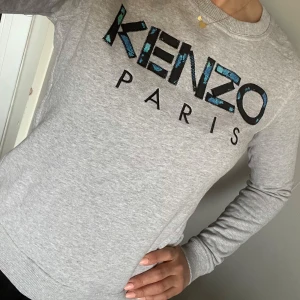 Kenzo Paris- sweatshirt dam - Jättefin tröja men tyvärr inte min stil längre. Den är i storlek XS så sitter lite mer tajt, annars snålt använd🥰💛