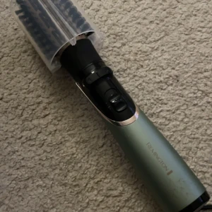 Remington roterande hårfön - Remington roterande hårfön. Andvänd max 5gånger, är i som nyskick. Nypriset låg runt 700kr. Köparen står för frakten💕