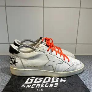 Tjena säljer nu dessa tvärfeta Golden goose skorna i modellen ballstar. Skick (7/10). Dustbag ingår. Självklart äkta. Tveka inte på att höra av dig vid minsta fråga eller fundering 😁