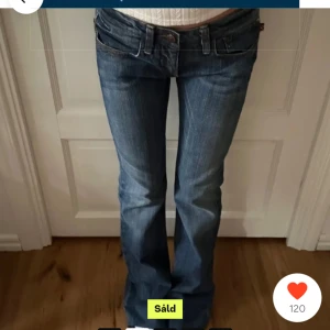 Lowwaist bootcut jeans - Jättefina bootcut jeans som jag säljer då de var för korta på mig som är 171❤️Det är lånade bilder💕