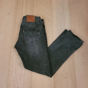 Svarta Levis 501 jeans - Säljer ett par klassiska svarta Levis 501 jeans i bra skick.