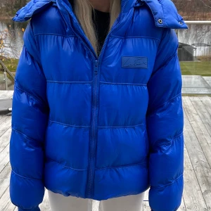 Vinterjacka - As snygg vinter jacka i cool färg! Aldrig använd💕nypris 2100kr