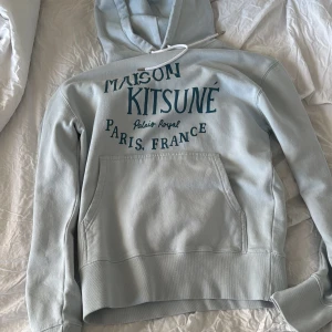 Maison Kitsune hoodie  - Säljer den Maison kitsune tröja, aldrig använd bara legat i garderoben. Billig vill bara bli av med den