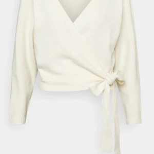 Vit omlottkofta - Säljer en superfin vit omlottkofta med knytning i sidan. Den är perfekt för både vår och höst och har en mysig, stickad känsla. Jag har inte använt den många gånger❤️ den är nu helt slutsåld❤️ tryck gärna på köp nu och skriv om ni vill ha fler bilder❤️