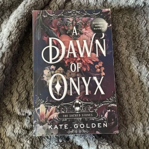 A Dawn of Onyx - Den första delen i fantasyromantiktrilogin 'The Sacred Stones ”. Väldigt bra skick, endast läst en gång. Finns även bonusmaterial i slutet! Perfekt för dig som älskar fantasy och romantik!