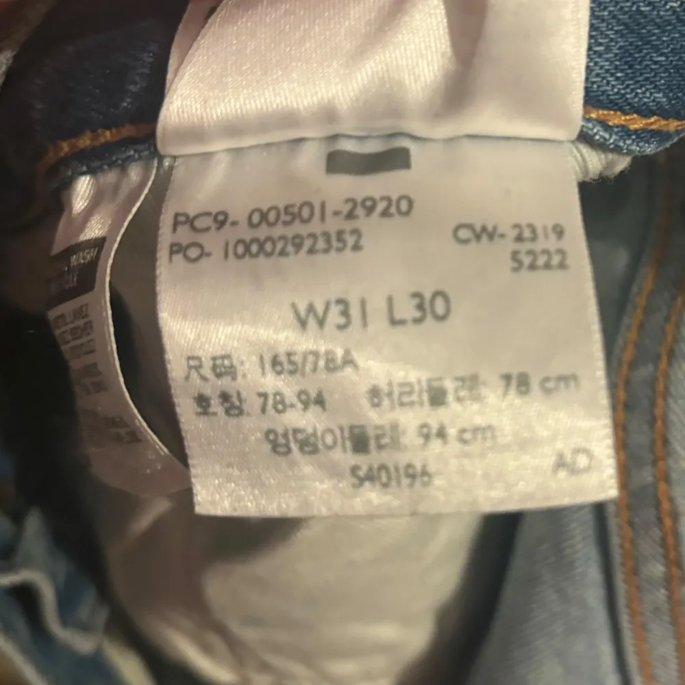 Säljer nu dessa riktigt schyssta och fräscha Levis Jeans modell 501.| Skicket är i 8/10.| Storleken på dessa är W31, L31.| Nypris för dessa ligger runt 1200kr och mitt pris kan diskuteras vid en schysst, snabb och smidig affär.|🙌✅. Jeans & Byxor.