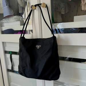 Prada re-edition black nylon bag köpt på Vestiaire. Köptes 2020 för 5300 sek. Sömmen har gått upp på ett ställe inuti väskan som lätt går att fixa, därav priset. Utanpå ser den ut som ny. Pris kan diskuteras🥰