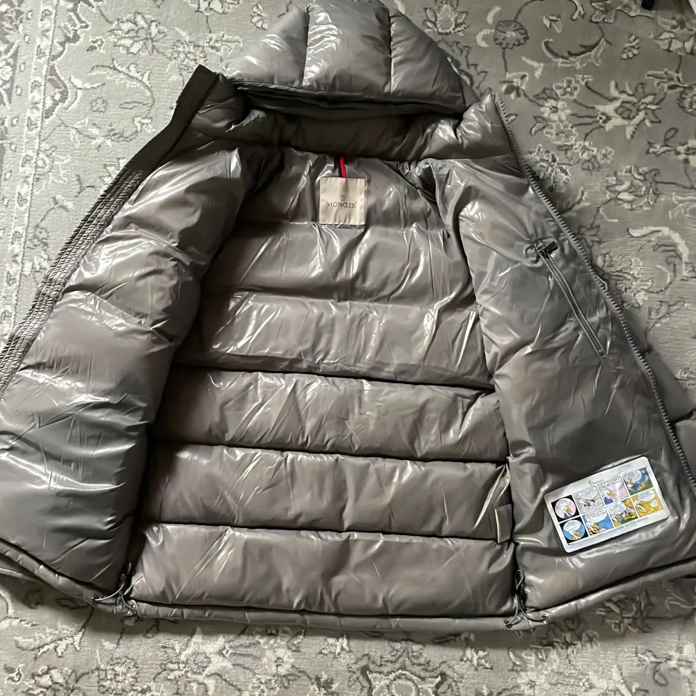 Helt ny moncler maya jacka✅ Tags och bag medföljer🏷️🛍️ Storlek S size 1. Jackor.