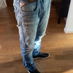 Replay Anbass - Säljer ett par snygga blå jeans från Replay i bra skick. Sjuuukt fet tvätt på dem.  Storlek 31/34 men är lite små i storleken.  Skriv om ni har några frågor eller vill ha fler bilder🤙🤙