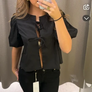 Söt blus från Gina☺️ - Jättefin blus från Gina som är andvädn typ 2 gånger, så skicket är som nytt❤️