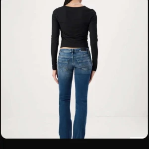 Blå bootcut jeans - Snygga blå bootcut jeans i bra skick. skriv för frågor💕💕