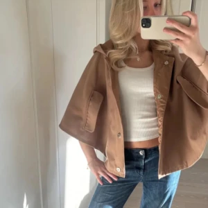 Poncho  - Lägger upp denna super fina poncho igen pga oseriös köpare. Säljer hur som helst denna as snygga ponchon, perfekt till hösten🍂💕 OBS! Inte mina bilder- köpt här på Plick. defekt, kolla bild 4.💕INGA RETURER! Skriv privat för frågor💕