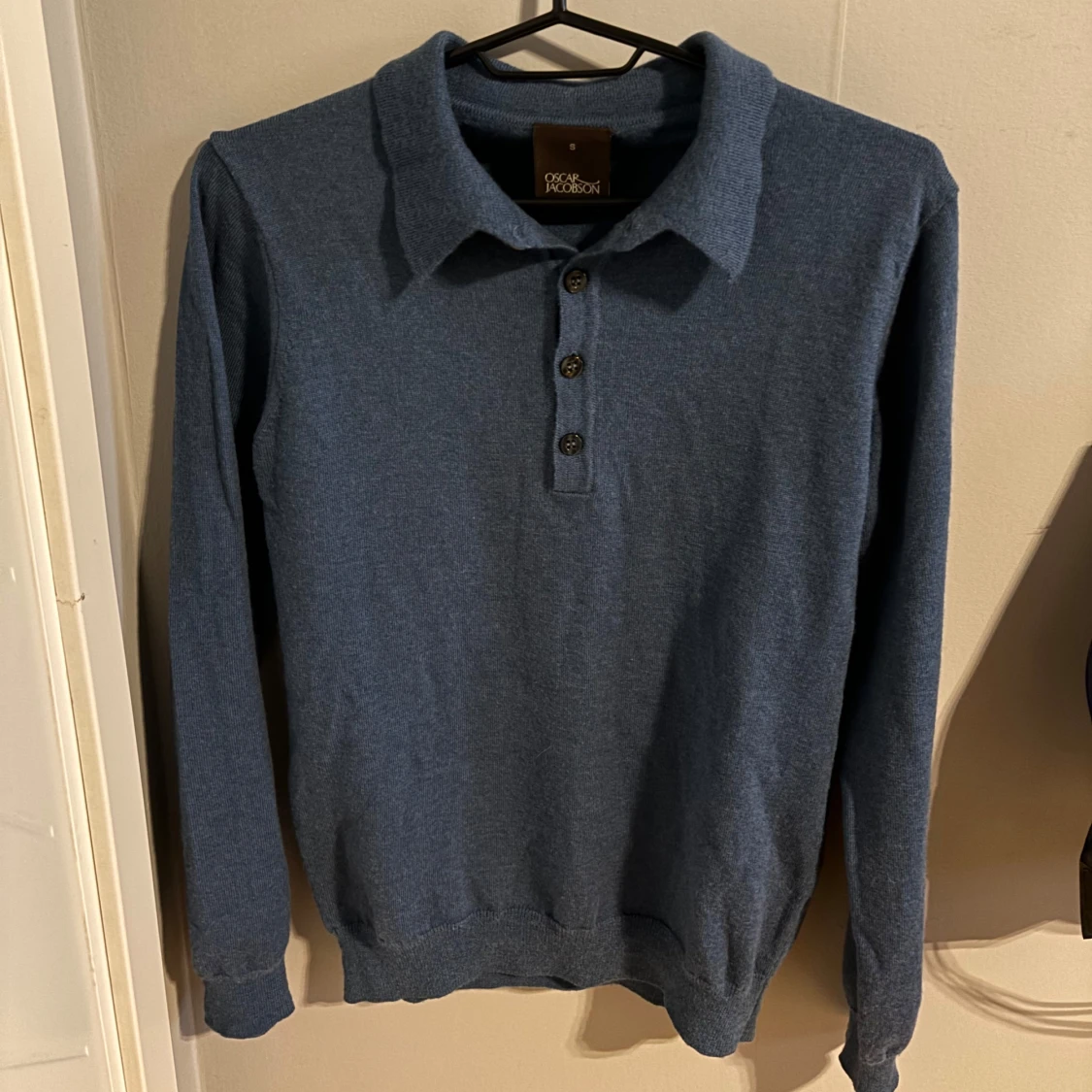 Blå pikétröja från Oscar Jacobson