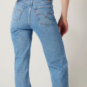 Levis ribcage jeans full length - Säljer dessa supersnygga Levis jeans då jag beställt fel storlek. De är ribcage i full length stl 27/34 i färgen ”dance around”. De har endast provats på och är annars helt oanvända :)