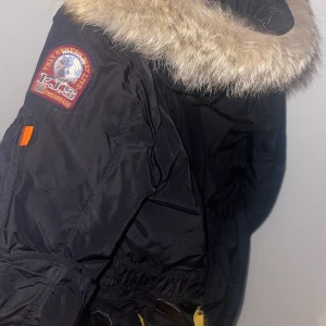 Parajumpers kodiak masterpiece - Säljer nu min vinterjacka då jag behövde en större. Jackan är i mycket bra skick och har inga synliga tecken på slitage utom längst ut i ärmen (se bild 5). Den är i storlek S  Jackan är äkta och inköpt från johnells. https://www.johnells.se/men/varumarken/parajumpers-man/kodiak-27