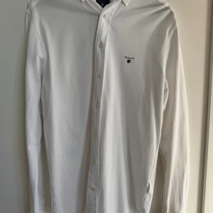 Gant vit långärmad piké / skjorta  - Mycket bra skick. Är i storlek M men passar L väldigt bra. 100% bomull.   Vid några funderingar är det bara att höra av sig 🤗