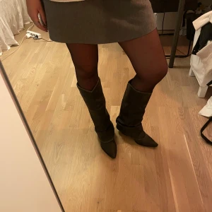 Svarta boots - Coolaste bootsen från Bershka, köpa för 859 och endast använda 2 gånger!! Skorna har en tjock klack som gör det väldigt lätt att gå på💗💗