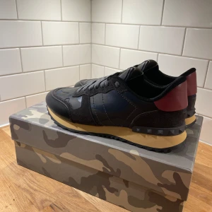 Valentino Rockrunner - Säljer dessa feta oanvända Valentino Rockrunners! Dustbag, box medföljer👞 Dm vid fler frågor/funderingar! 