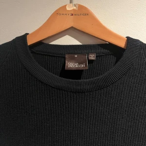 Stickad tröja Oscar Jacobsen  - Stickad tröja i bra kvalité (knappt använd) från Oscar Jacobson. Storlek: M Nypris 1399