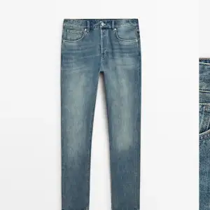 Säljer ett par riktigt snygga jeans i snygg tvätt från Massimo Dutti, helt nya och aldrig använda. Säljer då jag köpte fel när jag var utomlands och går alltså inte att lämna tillbaka. Passar ca 175-183, 60-72 kg. Vill bli av med dem snabbt så tar gärna emot bud!🙌🏽💯 (nypris är 859 kr på deras hemsida)