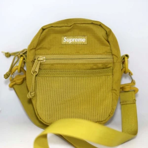 Supreme Shoulder Bag SS17 Adic Green - Väska från Supreme, köpt i L.A Januari 2017. Knappt använd. Se närbilder för äkthetsbevis. Kvittot finns ej kvar. Verifierad på Grailed: https://grailed.app.link/U07kN5rMlOb -