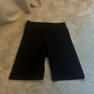 Säljer ett par mjuka svarta shorts från Gina Tricot i storlek xxs, perfekt för en basic look. De är i ett mjukt och bekvämt material. Passar o ha bara när man är hemma, eller o ha under kjol eller klänning, men även bara att ha dom ensamt men någon tröja eller topp!