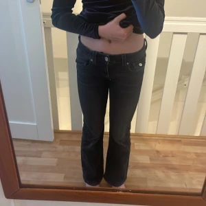 Bootcut jeans Gina tricot storlek: 152  - Bra skick! Använda några få gånger, svarta med lite grått. 