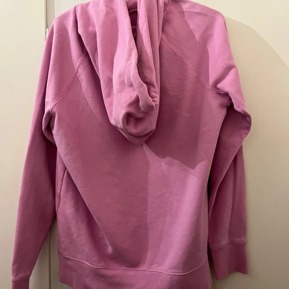 Säljer en superfin rosa hoodie från Levi's i mycket bra skick. Den har en stor ficka fram och en justerbar huva med dragsko. Perfekt för en avslappnad stil och passar bra till både jeans och leggings. Stor logga på bröstet ger en cool look!. Tröjor & Koftor.