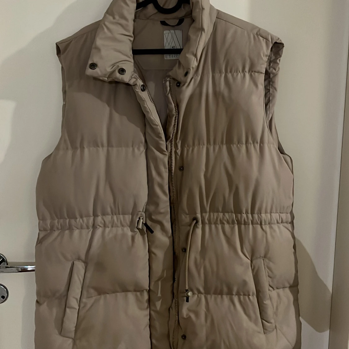 Beige dunväst från Etrel