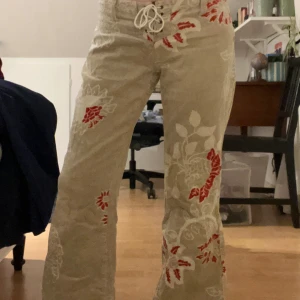 Vintage Esprit byxor - Säljer ett par unika vintage manchesterbyxor från EDC by Esprit. Storleken är 36, men passar kanske också en 38 eftersom de är lite stora för mig som brukar ha 36. Midjemått - 38 cm. Hör av dig om du har frågor.