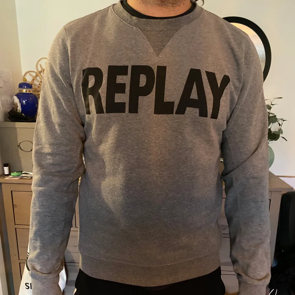 Säljer en snygg grå sweatshirt från Replay i storlek L. Tröjan har en klassisk design med svart text på bröstet och är perfekt för både vardag och chill. Den är i bra skick och superbekväm att ha på sig. Passar perfekt till jeans eller joggers!. Tröjor & Koftor.