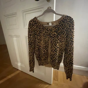 Leopardmönstrad kofta - Säljer en snygg leopardmönstrad kofta i mycket bra skick. Perfekt för att liva upp vilken outfit som helst! Den har långa ärmar och en bekväm passform. Passar perfekt för höst och vår. 🐆✨