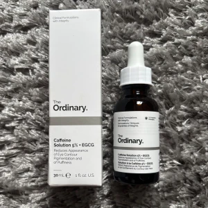 Caffeine Solution 5% + EGCG från The Ordinary - Säljer en flaska Caffeine Solution 5% + EGCG från The Ordinary. Denna produkt är perfekt för att minska mörka ringar och svullnad runt ögonen. Kommer i en brun glasflaska med pipett för enkel applicering. Perfekt för daglig användning för att fräscha upp ögonområdet. Säljer då jag använder andra produkter. Nypris 120 kr