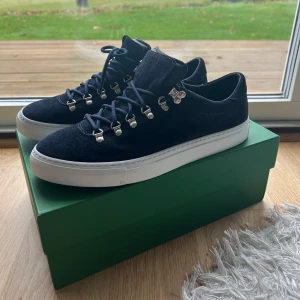 Mörkblå Diemme Sneakers - Säljer mina trendiga navy sneakers i mocka från Diemme. De är i absolut 10/10 skick. Endast provade i mitt rum men säljer då dem ej passade. Dem är 44 men e lite stora i storleken så passar även 45. Nypris 3700 så säljer för 1.2k mindre. Modellen heter Diemme Marostica Low. Dustbag, låda och vita snören följer med, precis som nya. Säljer helst men byte mot skor i strl 45-46 kan vara intressant. Tveka inte att höra av dig om du har några frågor! 