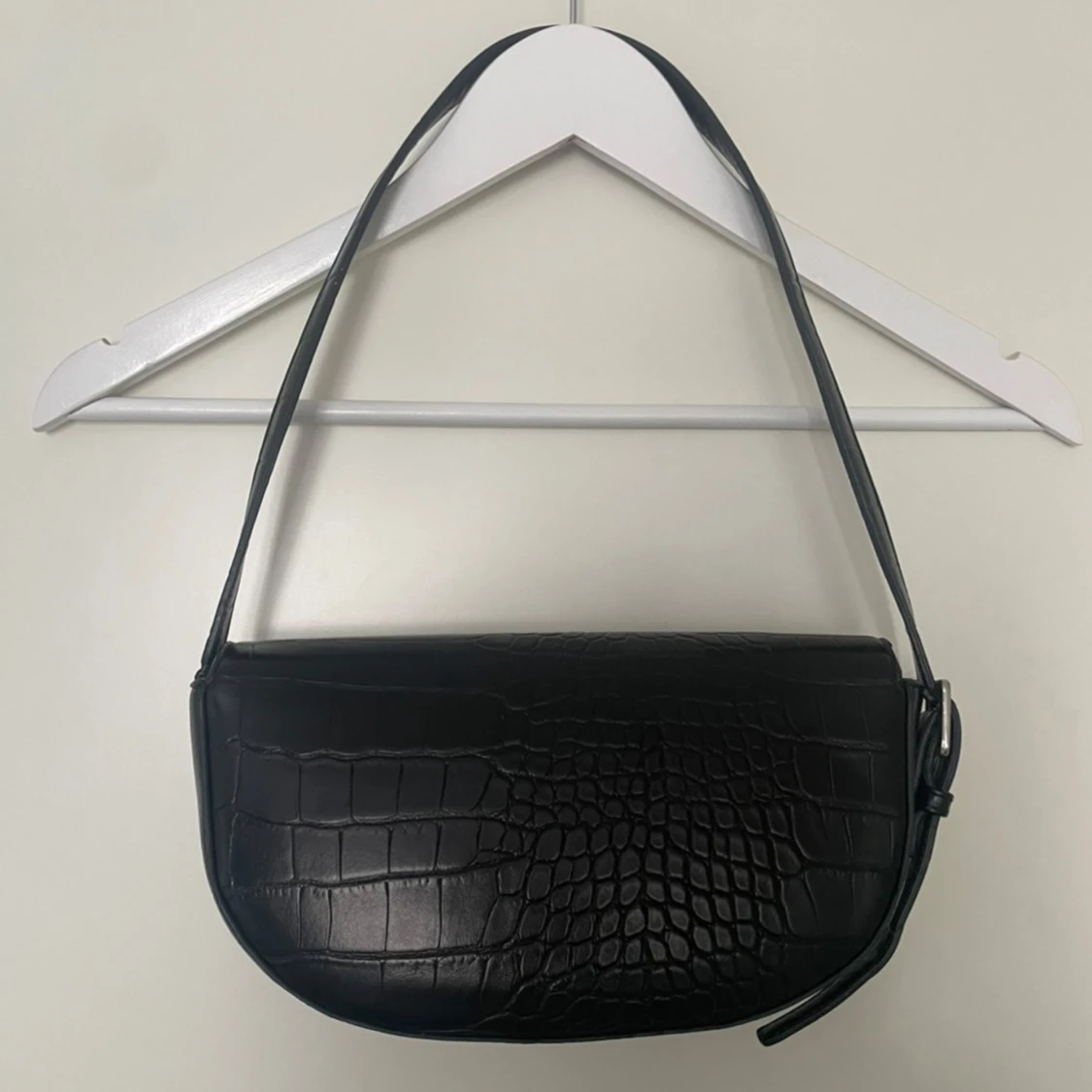 Svart axelväska med krokodilmönster - 90