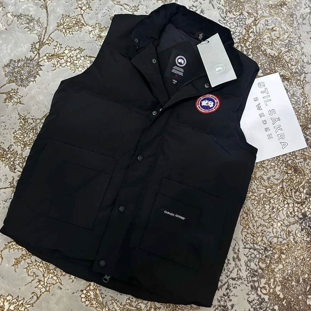 Här kommer en helt ny oanvänd Canada Goose Freestyle Crewvest i storlek L (Passar även M)🌟 Pris: 1099kr (kan fiskuteras vid snabb affär). Jackor.