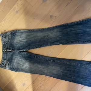 Tom jeans  - Snygga jeans med fina detaljer.  Midjemått:39 Innerbensländ:81
