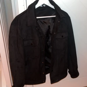 Mocka jacka herr  - En jacka från zara i materialet mocka. Storlek S men passar xs. Nypris är 1300kr