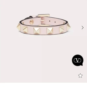 Valentino armband  - Jätte fint och populärt ljus rosa armabnd med guld nitar ifrån valentino. Bra skick!! Om ni funderar över något åt det bara att kontakta mig❤️ Tryck inte på köp nu!!