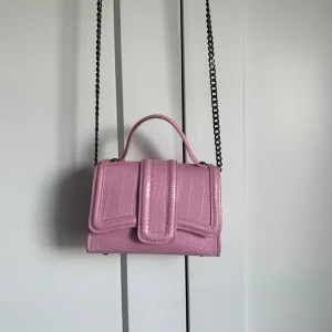 Rosa väska - Säljer denna rosa väska ifrån ZARA. Använd vid fåtalet tillfällen. Mycket fint skick. Köparen står för frakten.💕
