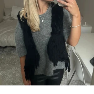 Svart pälsväst från CKN of Scandinavia - Säljer en snygg svart pälsväst från CKN of Scandinavia i storlek 38. Västen har en fransig design❤️första bild lånad