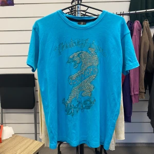Christian Audigier Ed Hardy T-Shirt storlek Medium - Tisha ifrån Christian Audigier som designat massor för Ed Hardy. Därav likheten och är dessutom en riktigt fet tisha i super skick. Inga stenar som fallit av lejonet!