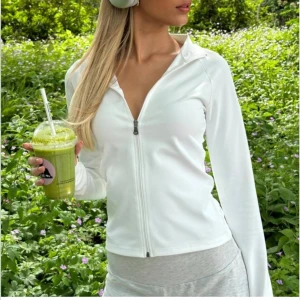 Vit långärmad träningströja - Vit träningströja med silvrig dragkedja perfekt till träning eller vardag! Använd 2 gånger så den är i fint skick!🤍🤍