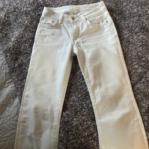 Low waist bootcut jeans - Low waist bootcut jeans i färgen vit, byxorna är i bra då dom endast använts ett fåtal gånger. Säljer pågrund av att dom är för stora.