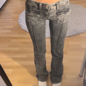 Gråa lågmidjade jeans - Snygga lågmidjade jeans från Nelly. Säljer pga för långa på mig 