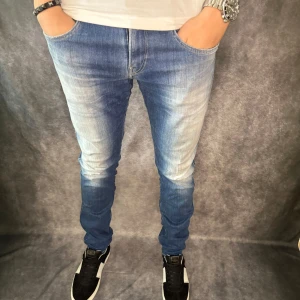 REPLAY ANBASS JEANS - // Replay anbass jeans | Storlek W30/L32 | Nypris runt 1800kr | Kontakta för fler frågor eller funderingar // Deluxecloset