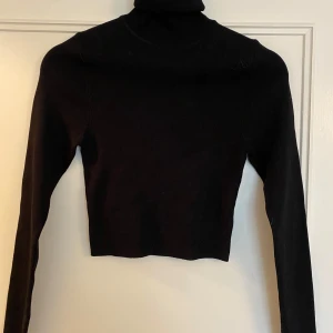 Polotröja  - Polotröja från Zara. Liten i storleken, framför allt kort i midjan och jag säljer dem då den är för kort för mig (jag är 174 cm). Storlek M men jag skulle snarare säga att den är som S i storleken 