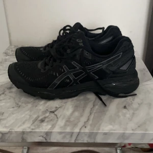 Asics 39 stl - Helt nya använt dem 3 gånger. Slutade använda dem eftersom jag mina fötter växt så blev dem småa . Ny pris 1200 
